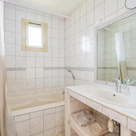 Spacieux Et Lumineux, Terrasse, Parking, Proche Commodites Apartment